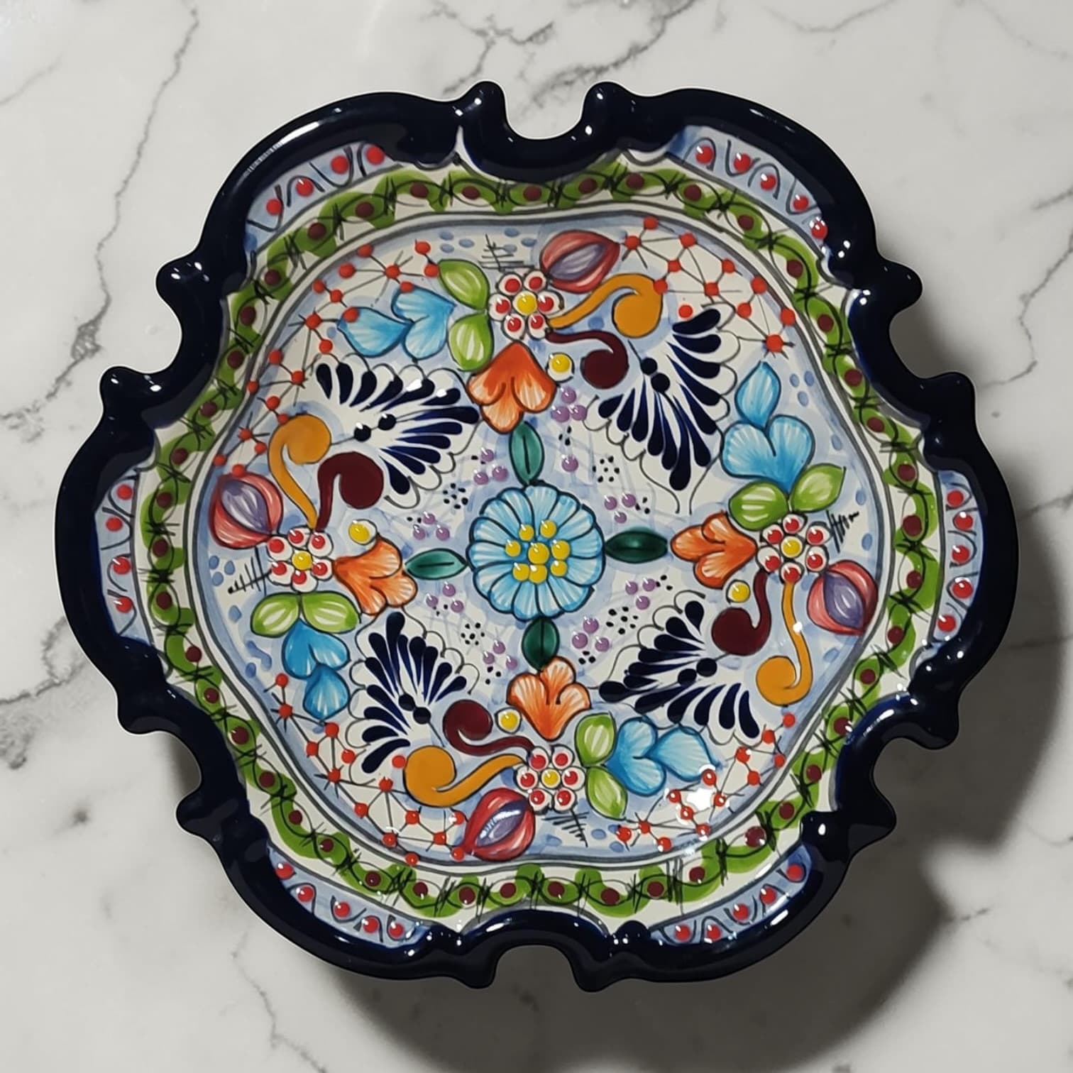 Plato barroco de Talavera con motivos florales